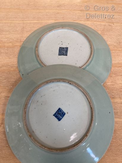 null Chine, début du XXe siècle 

Deux assiettes en porcelaine céladon décorées en...