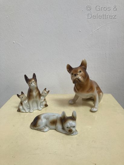 null Set of three white and ochre porcelain figurines representing French bulldogs.

Height:...