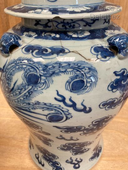 null Chine, début du Xxe siècle 

Paire de potiches couvertes en porcelaine décoré...