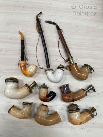  Lot de neuf pipes en écume unie, modèle Dobrocen, à montures en laiton. 
XIXe siècle...