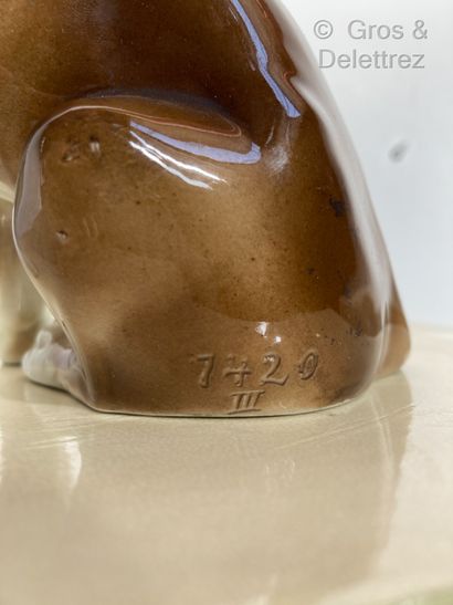 null Bouledogue brun assis

Sculpture en porcelaine numérotée 7420 III

Haut: 19...