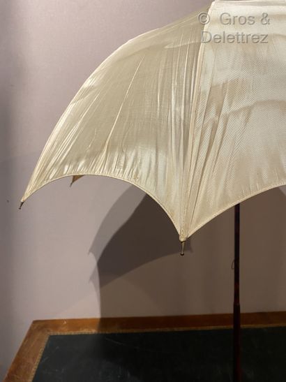 null 
Exotic wood umbrella with gilded metal frame, trimmed with white silk.




Height...