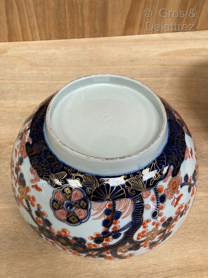 null Japon, XX siècle 

Importante paire de coupes en porcelaine décorée dans la...