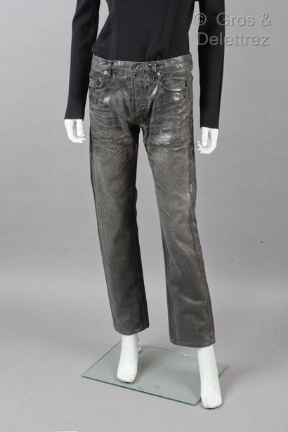 D&G, DIOR Homme par Eddie Sliman Lot composé d'un jean en coton marron, taille haute...