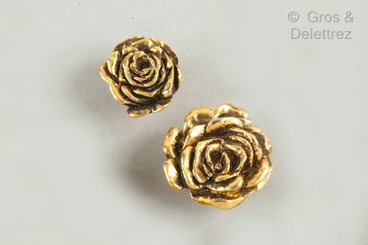 Emanuel UNGARO Paire de pins en métal doré, partiellement noirci, formant des roses...