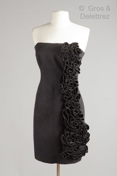 JAY AHR Robe bustier en laine noire, ornée d'un important motif plissé formant des...