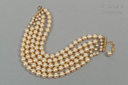 POGGI Paris Ras-de-cou cinq rangs de perles d'imitation nacrées. Signé sur plaqu...