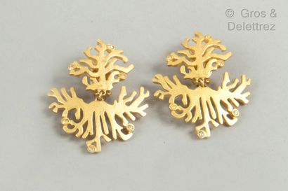 BALENCIAGA Paire de clips d'oreilles en métal doré formant des coraux agrémentés...