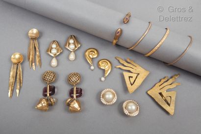 FABRICE Paris, CINER, ANONYME Lot composed of six pairs of gold metal ear clips,...
