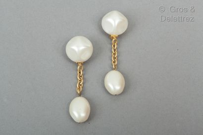 ANONYME Lot composed of two pairs of ear clips, one adorned with a half pearl imitation...
