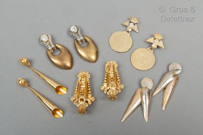 ANONYME, Zoe COSTE, B&W Lot composed of five pairs of gilded metal ear clips of various...
