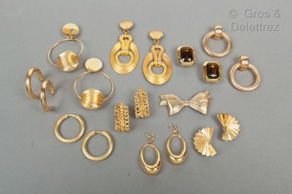 ANONYME Lot composé de neuf paires de boucles d'oreilles en métal doré de formes...