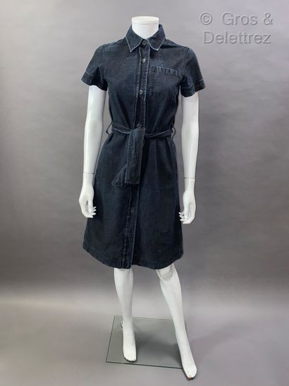 PRADA Robe-polo en denim marine, petit col, simple boutonnage, poche plaquée à la...