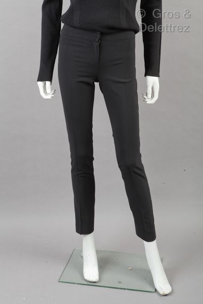 FENDI Lot composé de deux pantalons identiques, l'un kaki, l'autre noir.