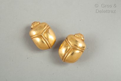 Emanuel UNGARO Paire de clips d'oreilles en métal doré martelé formant un scarabée...