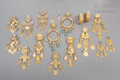 ANONYME, Zoe COSTE Important lot composed of nine pairs of ear clips in gilded metal...