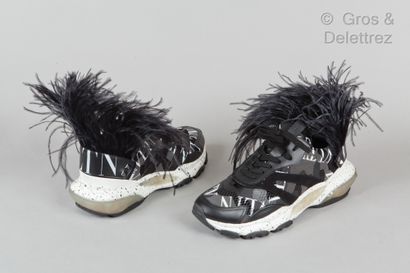 VALENTINO Paire de sneakers à lacets "Bounce" en tissu, cuir nappa et daim à motif...