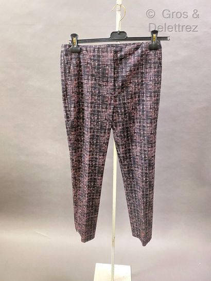 PRADA MILANO Lot composé de deux pantalons imprimés d'un motif de carreaux stylisés,...