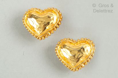Emanuel UNGARO Paire de pins en métal doré martelé représentant un cœur, finitions...