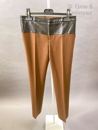 GUCCI Lot composé d'un pantalon en lainage marron, taille marquée par une bande en...