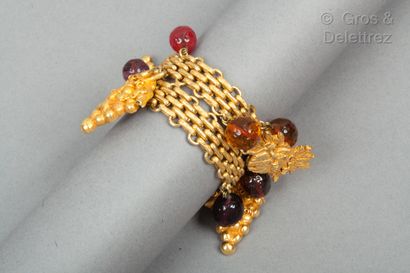 Dominique AURIENTIS Paris Bracelet chaine en métal doré orné de breloques figurant...
