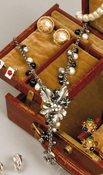 CHANEL Sautoir chaine vernissée orné de perles blanches, grises, noires et de breloques...