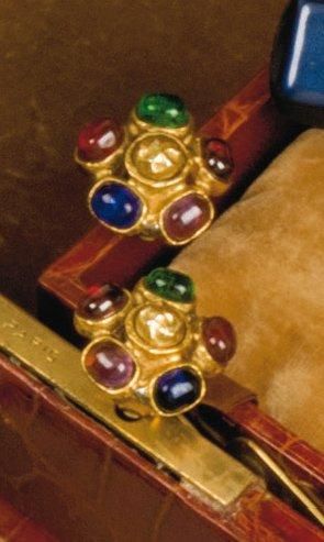 CHANEL Paire de boucles d'oreilles en metal doré ornée de perles multicolores.
