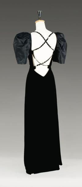 COURREGES Couture futur Robe du soir en velours noir, encolure bateau, demi-manche...
