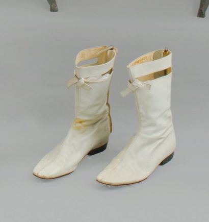 COURREGES Paris circa 1965 / 68 Paire de demi -bottes en cuir blanc, fermetures par...