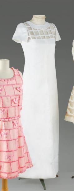 COURREGES Couture futur circa 1978 Robe longue en satin de coton blanc, encolure...