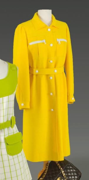 COURREGES Paris circa 1978 Robe-manteau en laine et polyester jaune chiné blanc,...