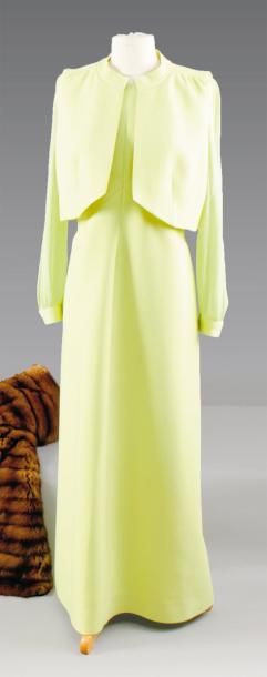 COURREGES Paris circa 1975 / 78 Robe longue en crèpe de laine vert pistache, encolure...