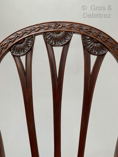 TRAVAIL 1900-1920 Pair of stained wood chairs carved with floral motifs

Brown leather...