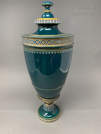 Manufacture nationale de SÈVRES Covered vase in green enamelled porcelain with gold...