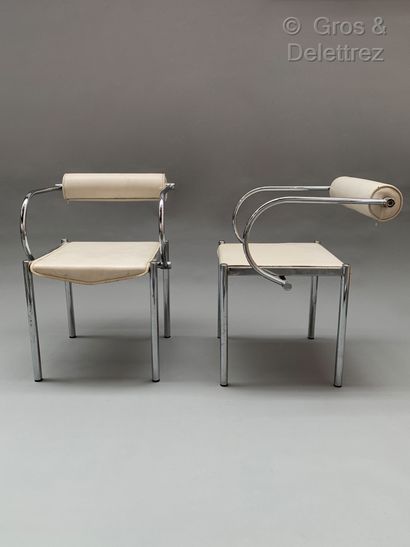 TRAVAIL FRANÇAIS 1980 Suite de quatre fauteuils en métal tubulaire chromé et cuir...