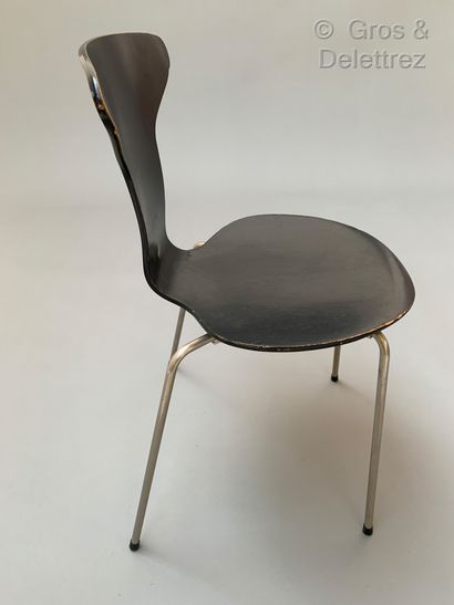 Arne JACOBSEN (1902-1971) Paire de chaises en bois laqué noir et métal chromé

Edition...