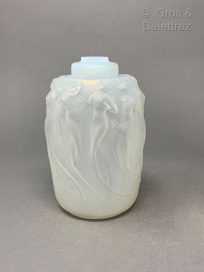 RENE LALIQUE (1860-1945) Sirens 
Moulded glass spray bottle 
Signed 
H : 14 cm 
(Misses)...