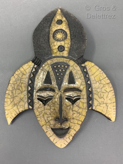 TRAVAIL 1960 Masque en céramique émaillée noire et dorée figurant un visage au sourire

Traces...