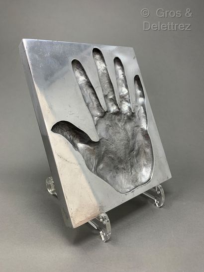 Roy ADZAK, dans le goût de Cendrier en aluminium figurant la paume d’une main.

H :...