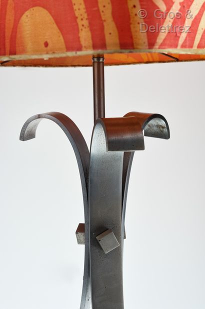 MAISON CHARLES, attribué à Lampe en lames de métal courbées

Vers 1970

H : 45 cm...