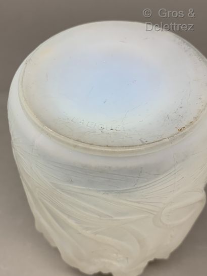 RENE LALIQUE (1860-1945) Sirens

Moulded glass spray bottle

Signed

H : 14 cm

(Misses)

A...