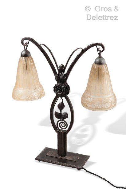 TRAVAIL FRANCAIS ET DAUM NANCY Wrought iron lamp with two arms of light enclosing...