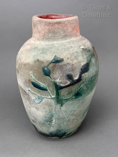 CENEDESE, attribué à Vase en verre « scavo » de Murano à décor d’arbres en relief...