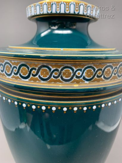 Manufacture nationale de SÈVRES Vase couvert en porcelaine émaillée verte à rehauts...