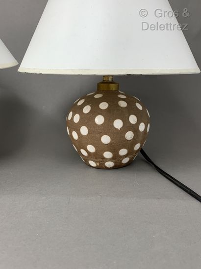 PRIMAVERA, dans le goût de Paire de lampes boules en céramique émaillée à décor de...