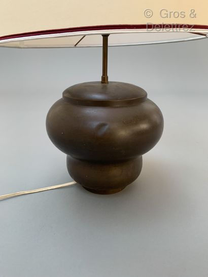 TRAVAIL FRANÇAIS Lampe en dinanderie de laiton

H : 21 cm (sans abat-jour)