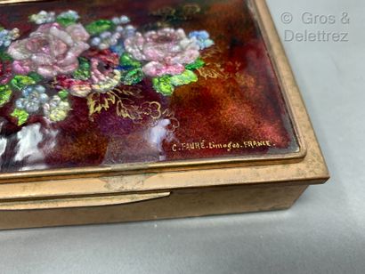 Camille FAURÉ (1874-1956) Boite à décor émaillé figurant un bouquet de fleurs.

Signé...