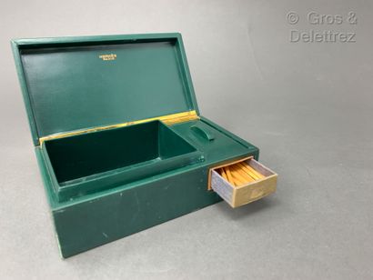 HERMES Paris Smoker's case in green leather with a storage space and a match cover

Marked...