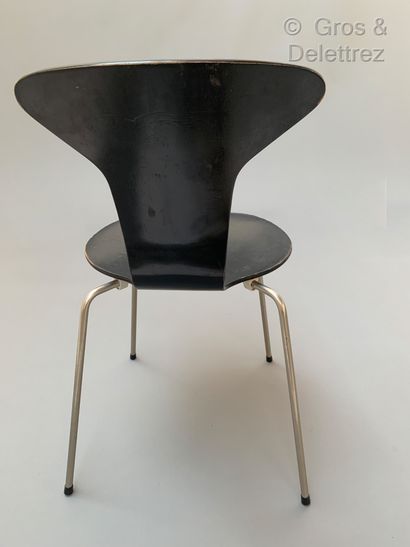 Arne JACOBSEN (1902-1971) Paire de chaises en bois laqué noir et métal chromé

Edition...