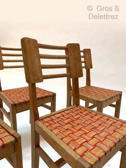RENE GABRIEL, attribué à Suite de quatre chaises en bois avec galettes amovibles...